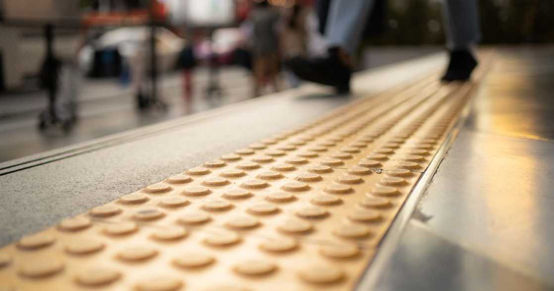 A Importância do Piso Podotátil: Segurança, Acessibilidade e Responsabilidade Urbana